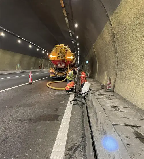 郁南隧道排水渠清淤